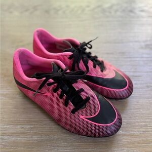 NIKE hot pink & black sports Soccer Cleats shoes size 4 kid girl